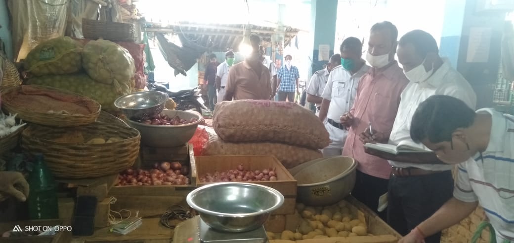 hwhcitypolice's tweet photo. Today (07.11.2020)  #EnforcementBranch of #HowrahCityPolice made surprise visit to the different markets of #HowrahPoliceCommissionerate area to check the price of onions in connection with recent price hikes. 

#WeCareWeDare 
#ToServeandProtect
#HowrahCityPolice https://t.co/cMp3MKVlzB