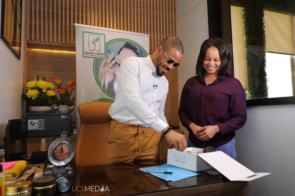 jennysglowng's tweet photo. We are so proud to finally unviel the perfect classy gentle man, our newest Ambassador Ozo!🙌⭐️ @officialozo__  is the ULTIMATE lightskin with  swag for days...😎

Ladies and Gentlemen, join us in welcoming Ozo to  

@jennysglownigeria, the one and only Glow Team! 🥰 https://t.co/f6NUelr3a9