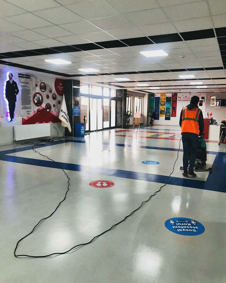 Okulumuzda dezenfekte ve sterilizasyon çalışmalarını belirli periyotlarla, hassasiyetle sürdürüyoruz. Sosyal mesafe ve hijyen kuralları dikkatle uygulanırken, tüm kampüsümüz ayrıntılı bir şekilde dezenfekte ediliyor. 💪 #bahçeşehirkoleji❤💙 #heranımdabahçeşehir