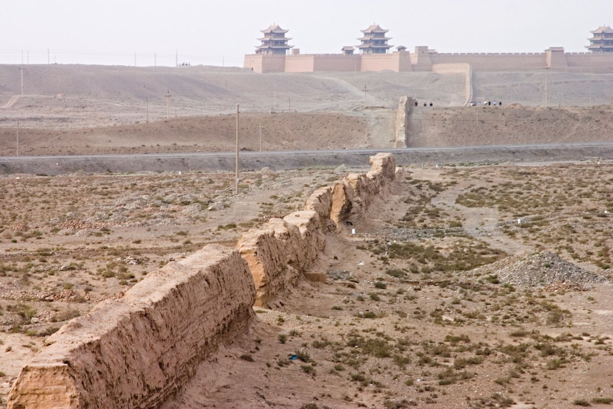 La muralla no permaneció inamovible, en sus siglos de vida, se derrumbaron trozos, se edificaron nuevas fortificaciones, se expandió con la ruta de la seda, como si se tratase de un organismo vivo, siempre con la finalidad de detener las ofensivas Xiongnu.
