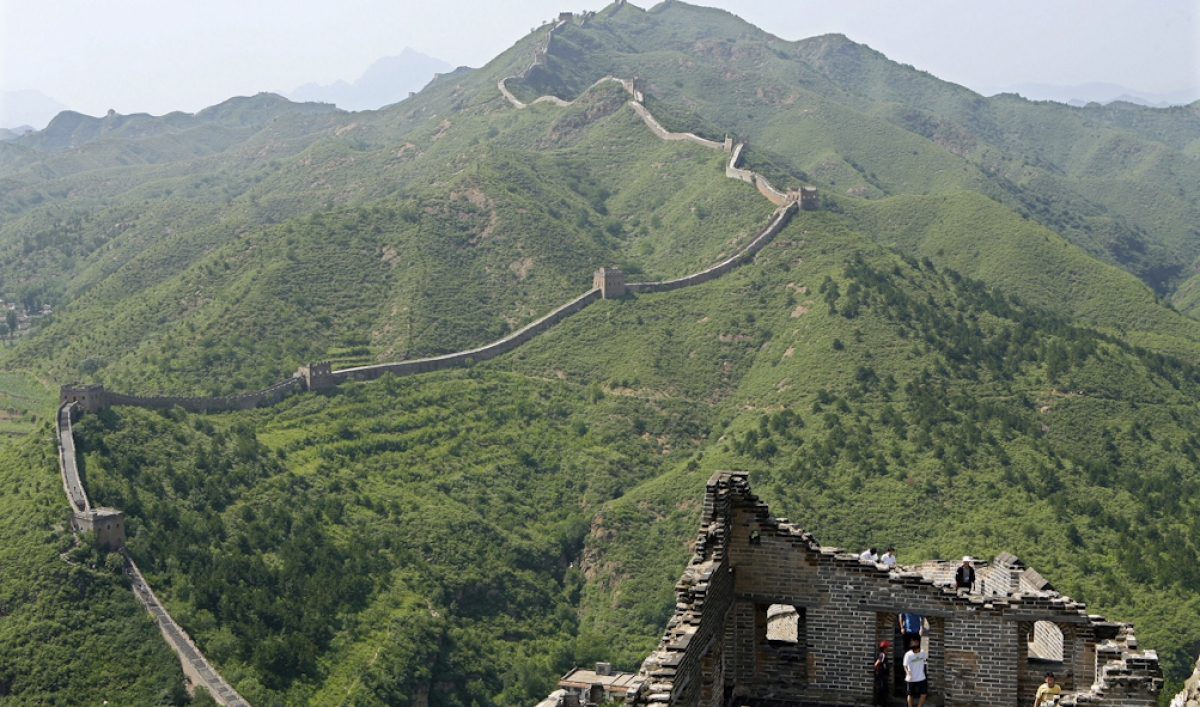 Cuenta una leyenda china que para ello contaron con la ayuda de un dragón. Uno que a su paso fue indicando donde construir los muros que deberían protegerlos… pero la amenaza de los Xiongnu siempre estaba allá.