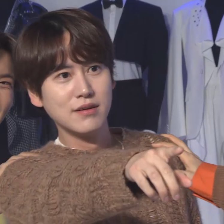heechullieoppa's tweet photo. THE ANSWER FOR THE NEXT QUESTION IS BLACKSUIT AGAIN, KYUHYUN GOT IT RIGHT THIS TIME BECAUSE HE KNOWS WHAT ELF LIKES https://t.co/Jb0q8KHkbZ