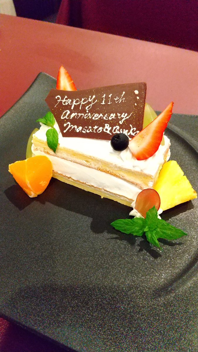 AsukaY's tweet photo. １１回めの結婚記念日にて
初めて2人でゆっくりお祝い🎁🎂
こんな日は初心に返って
Flower wall🌺🌼🌻
2人で生きていくことを
やめられず笑いあっていたい。

#Flowerwall #米津玄師
#anniversary https://t.co/ZMlHGTv6oN