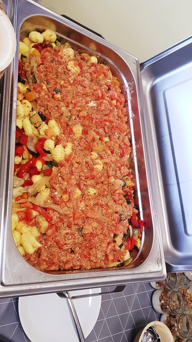 Beste Cateringlady bei der Arbeit. <a href="/FrauPunktB/">Frau B.</a> #SWECthrowback