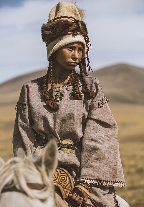 Con ellos, entran en Mongolia una serie de prácticas hasta entonces no existentes. Aparecen en el registro fósil de hace 3.200 años, bridas para los caballos, pantalones para montar, las primeras sillas de caballo y la cría selectiva de animales.