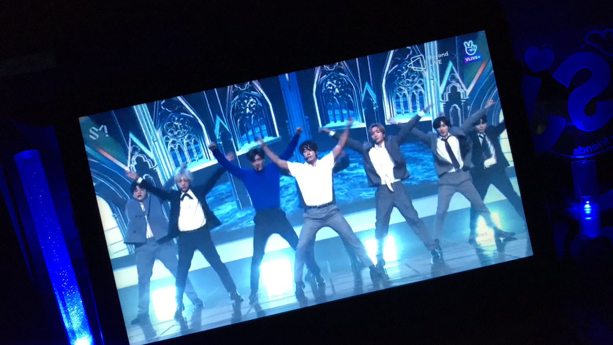 Pertama kalinya bs nonton suju😭
7thn jd ELF blm samsek nonton konser mereka, bersyukur jg karena virtual jd gak keluar tiket pesawat. Tp tetep sensasinya beda bgtttttt GAK BS TERIAK” #15Anniv_WalkTogether
