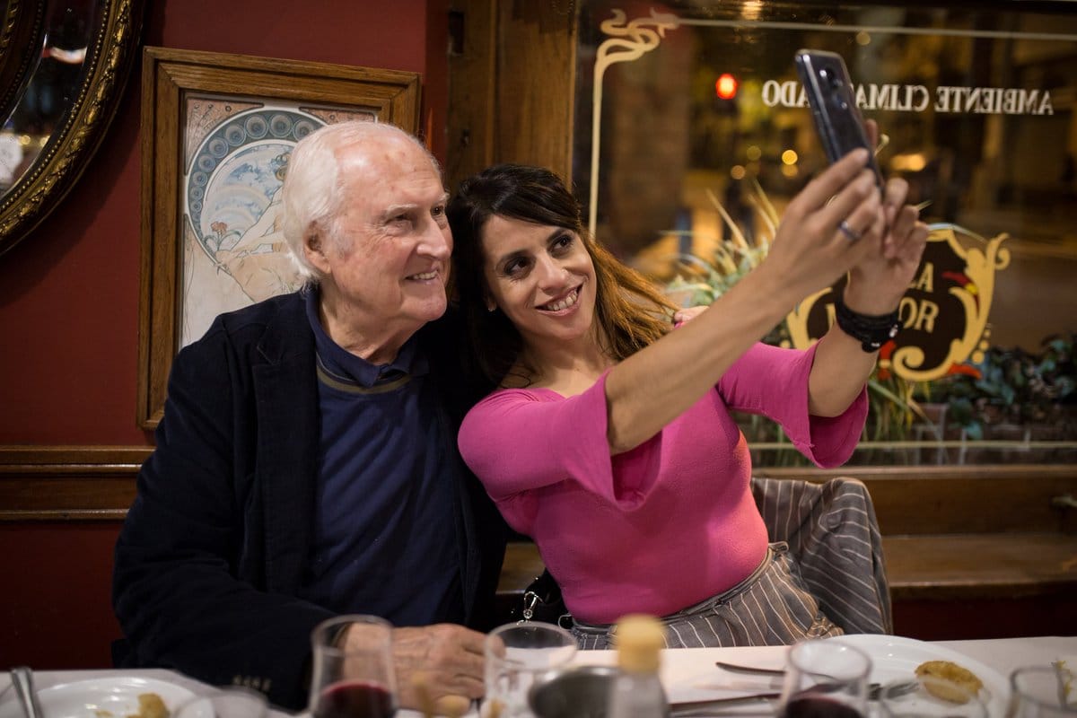 Lamento mucho el fallecimiento de nuestro gran compañero Pino Solanas. Supo  iluminar a quienes pudimos militar junto con él así como iluminó la  pantalla con su arte. Aprendí mucho de vos, de