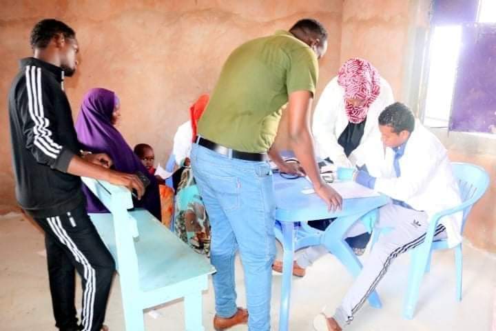 Nimcayar's tweet photo. #GarGaar u adeegaha bulshada.

Ururka Dhalinyarada Aqoonyahanka ah ee Gargaar ayaa howlo caafimaad, Waxbarasho iyo wacyi-galin isugu jira ka fuliyay deegaanada HIGLAALE iyo FARAGOOY oo labaduba dhaca dhanka bari ee Caasimada Galmudug Dhuusomareb. https://t.co/hd9CI9xxBB