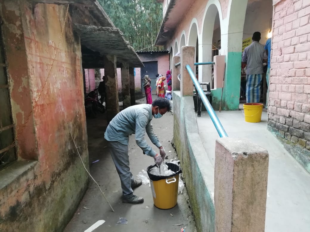 CEOBihar's tweet photo. Purnea: Sanitisation and collection of Biomedical Waste.
मास्क पहनकर बूथ चलेंगे, वोट करेंगे।
#BiharElections_ThirdPhase https://t.co/Se10csNGze
