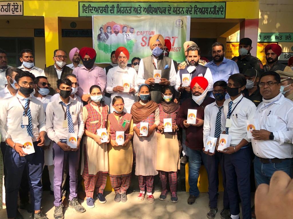 iranasodhi's tweet photo. In our endeavour to provide students with easy digital access to educational content, today, distributed tablets to students of primary schools &amp; mobile phones to class 12th under #CaptainSmartConnect mission initiated by @capt_amarinder Ji @PunjabGovtIndia @INCPunjab https://t.co/5i07anW6Aa
