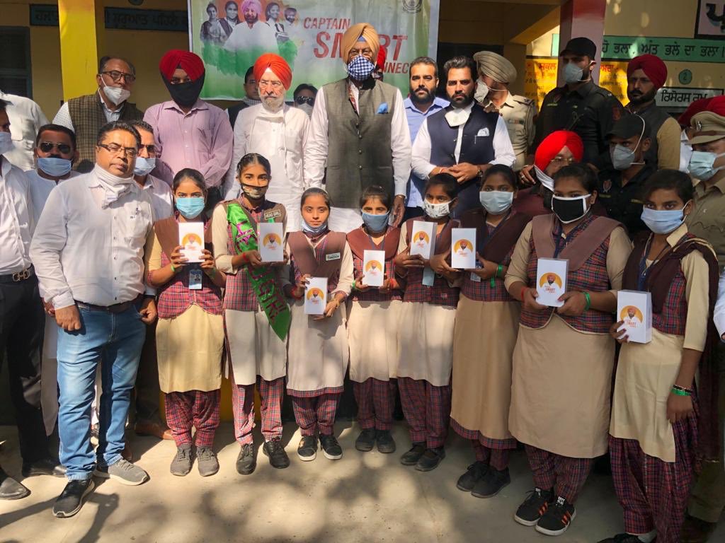 iranasodhi's tweet photo. In our endeavour to provide students with easy digital access to educational content, today, distributed tablets to students of primary schools &amp; mobile phones to class 12th under #CaptainSmartConnect mission initiated by @capt_amarinder Ji @PunjabGovtIndia @INCPunjab https://t.co/5i07anW6Aa