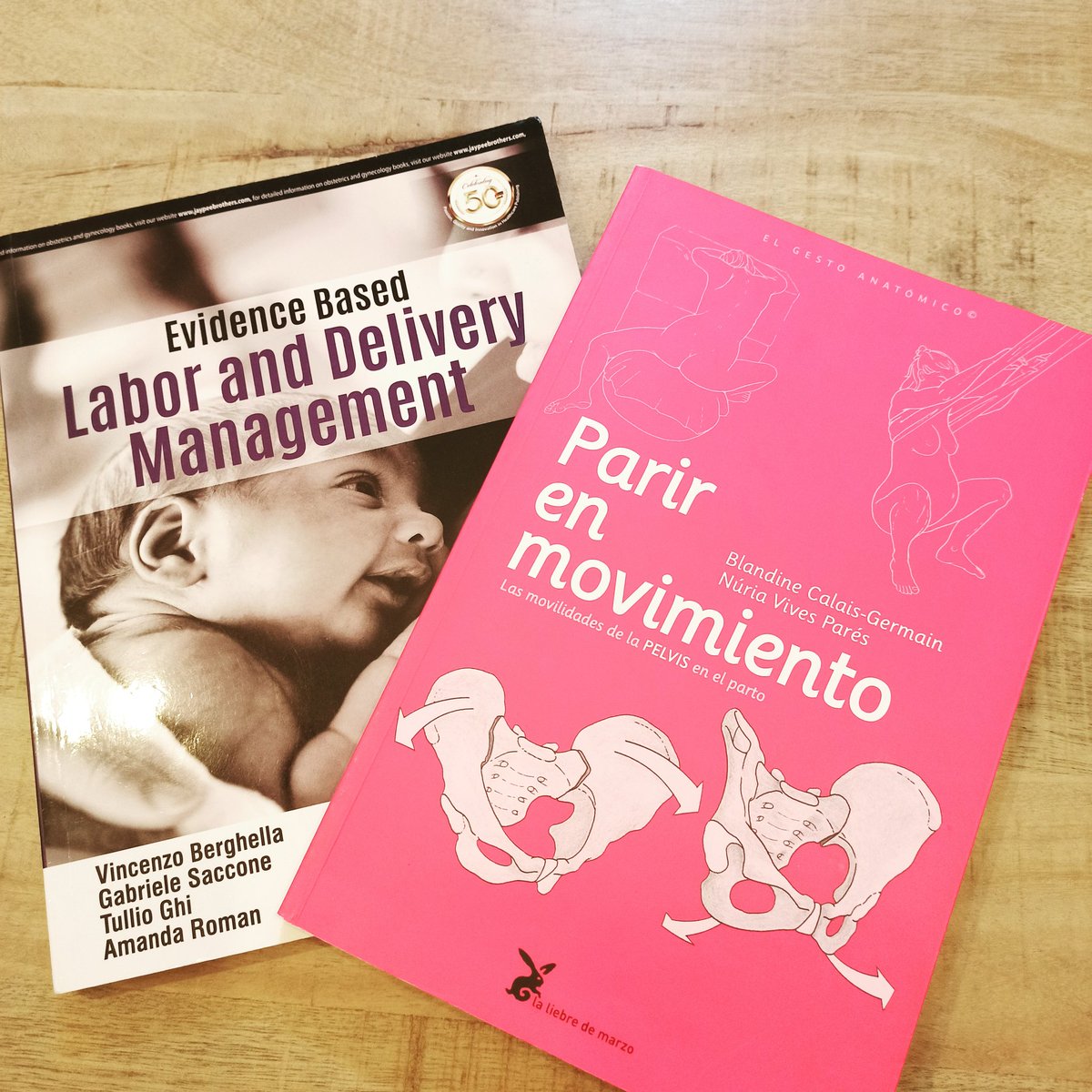 laurarodellar's tweet photo. Atención residentes: más allá de tochos caros y grandes tratados, hay pequeñas biblias de un dedo de grosor que no tendrían que faltar en vuestra libería. 
#evidencebasedobstetrics #parto #nacimiento #formación https://t.co/w8e5v45bVS