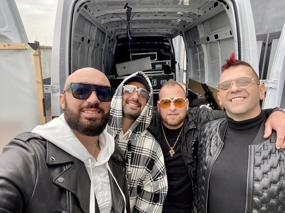 BOOMDABASH's tweet photo. Ciao ragazzi! Settimana prossima abbiamo due big news!
Provate ad indovinare nei commenti, vi leggiamo...
👫🌍❤️#boomdabash #bignewes #comingsoon https://t.co/2RKWBLmQSl