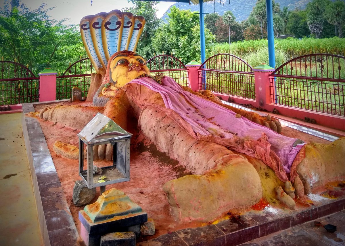 எங்க குல தெய்வம், பெரியாண்டிச்சி. Our clan deity, Periyandichi. I've been seeing her through all my rides in the past but never went near.But today, I didn't want to miss. In the next tweet you can see why :) /4