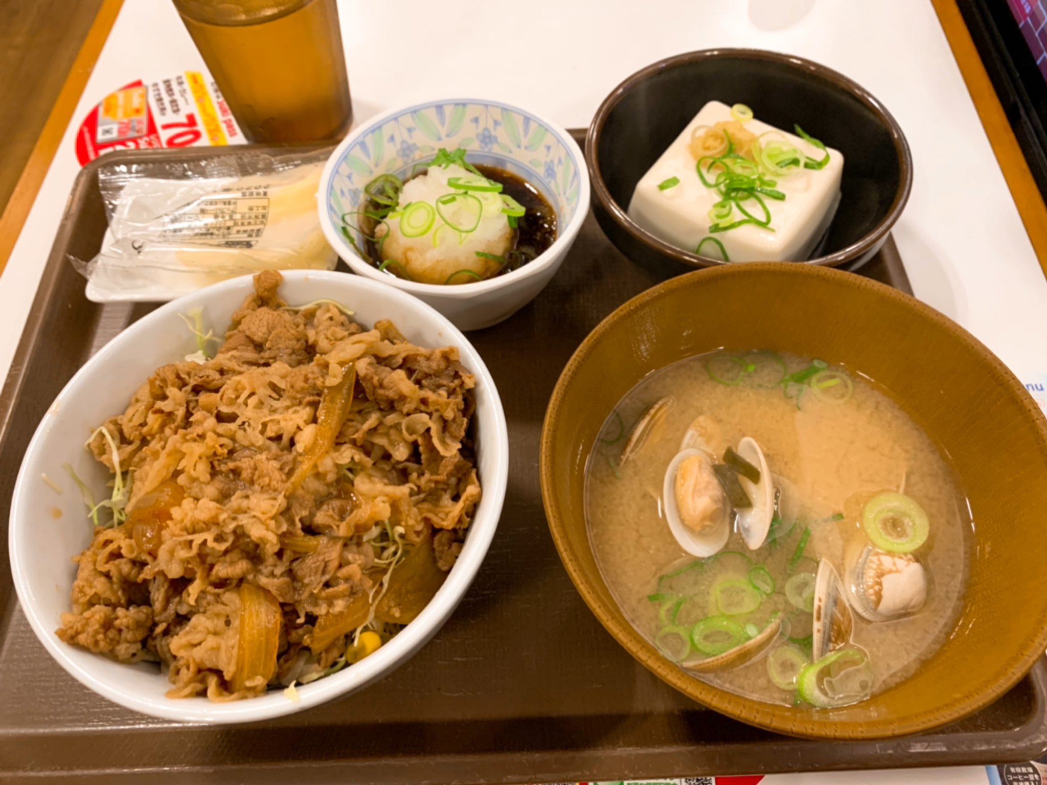 تويتر ジョイとも على تويتر 今日の晩ご飯は 2日連続ですき家さん お昼ご飯を食べ過ぎたので 初めての低糖質メニュー 牛丼ライトのご飯が豆腐になっているのに 忘れて 冷奴付きの健康セットにしてしまった W 美味しかったです ご馳走様でした 晩