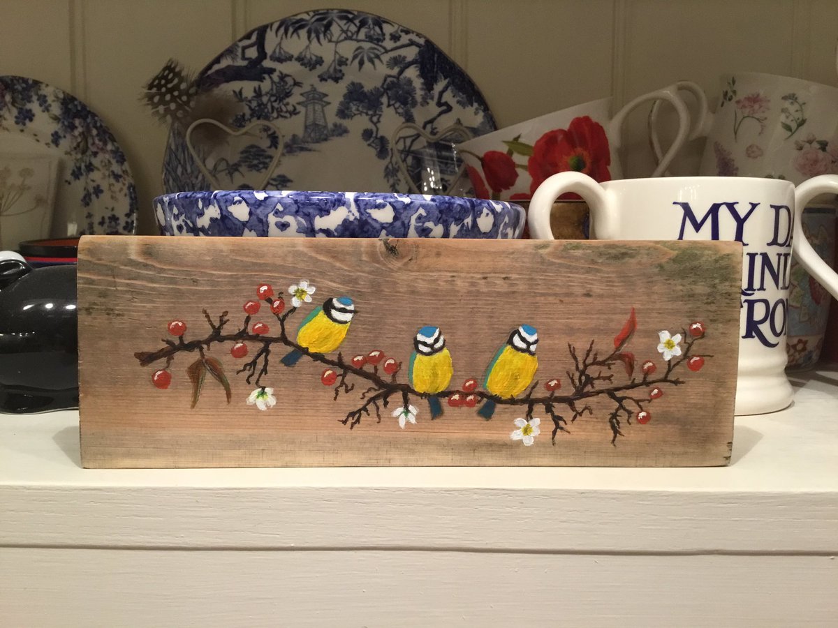 juliatetley's tweet photo. A busy couple of days producing these three little garden birds recycled timber pictures, for @ThorneKaren
Acrylic paint on recycled rustic fence wood. Nail holes & all! #Robin #Goldfinches #BlueTits #KeepingBusyInLockdown #CovidCrafting #Rustic https://t.co/gvaHURejVd