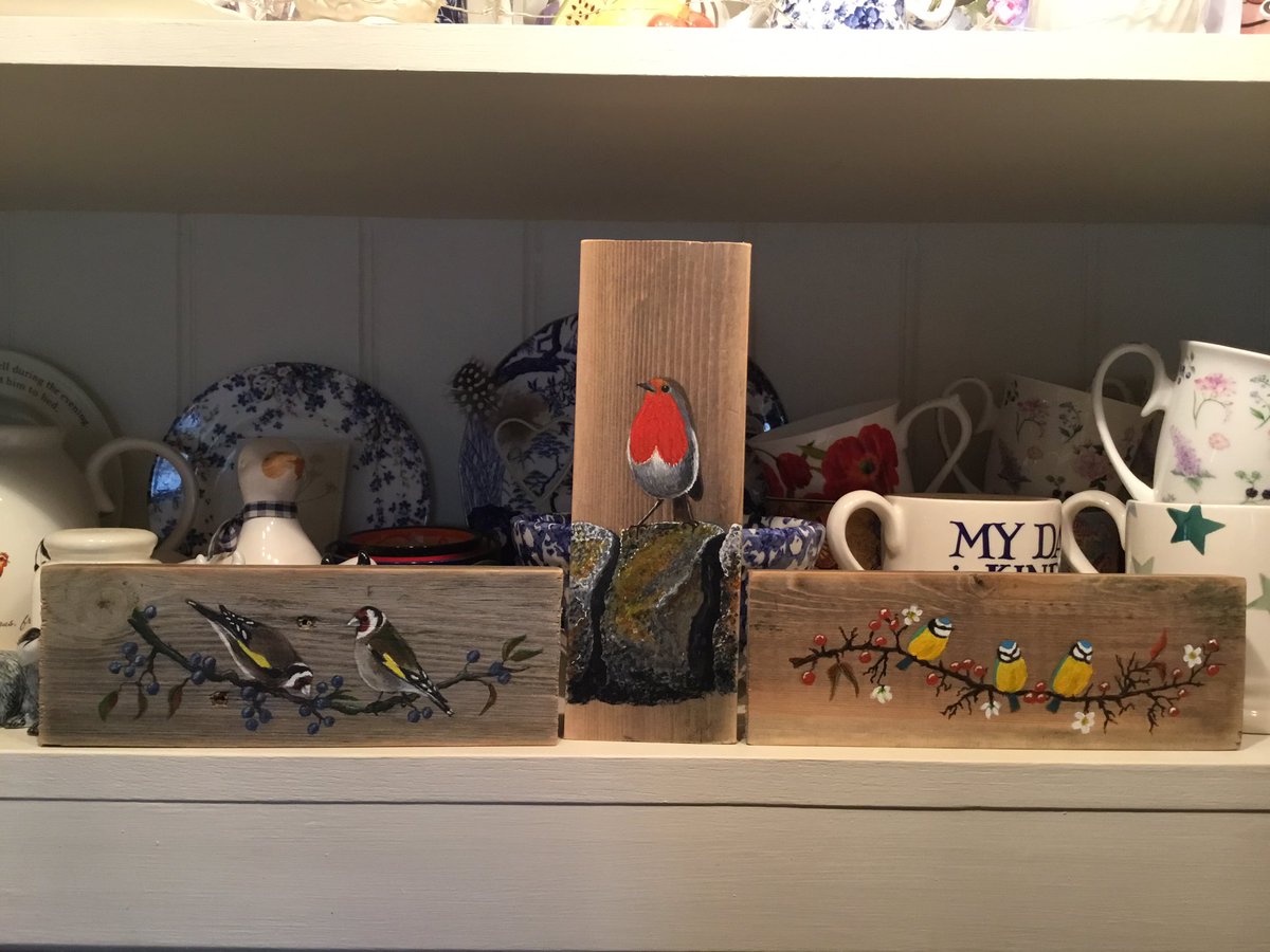 juliatetley's tweet photo. A busy couple of days producing these three little garden birds recycled timber pictures, for @ThorneKaren
Acrylic paint on recycled rustic fence wood. Nail holes & all! #Robin #Goldfinches #BlueTits #KeepingBusyInLockdown #CovidCrafting #Rustic https://t.co/gvaHURejVd