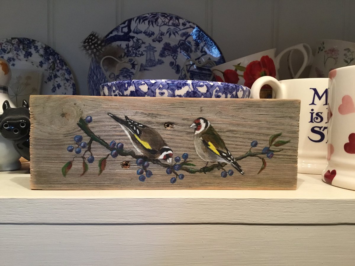 juliatetley's tweet photo. A busy couple of days producing these three little garden birds recycled timber pictures, for @ThorneKaren
Acrylic paint on recycled rustic fence wood. Nail holes & all! #Robin #Goldfinches #BlueTits #KeepingBusyInLockdown #CovidCrafting #Rustic https://t.co/gvaHURejVd