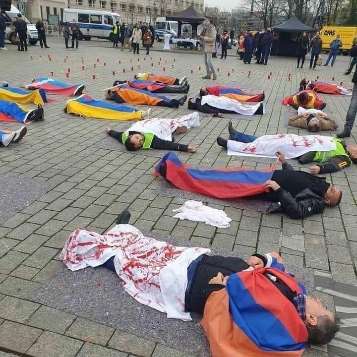 Naxçıvanlıların məhşur - Bambılı, Qurumsax və Cında sözlərini birləşdirib harmoniya halına gətirən zaman qarşınıza erməni xalqı çıxır.