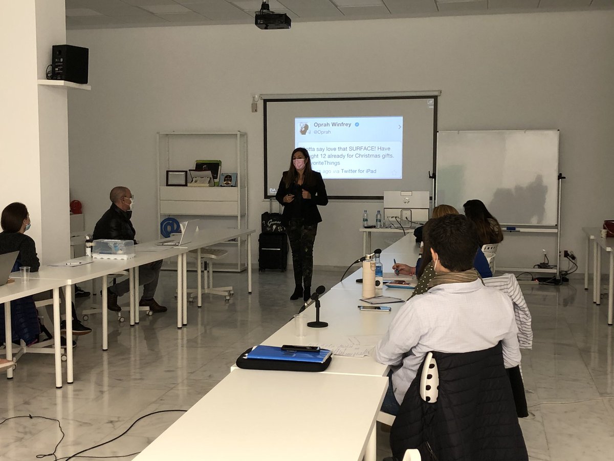 miguelfloro's tweet photo. Hay profesores que tienen Ángel porque siempre comunican con el corazón así es nuestra profesora de hoy @evacolladoduran que nos enseñará cómo mejorar nuestra #MarcaPersonal y cómo mejorar nuestras opciones para conseguir empleo https://t.co/htY6AG110F