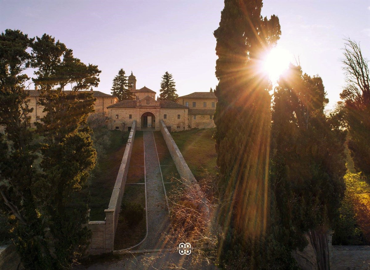 Fano_2022's tweet photo. Nelle colline di #Fano si trova l’Eremo di Monte Giove, eretto sulla sommità del colle da cui prende il nome all’inizio del XVII secolo! 

https://t.co/H9qGgW3AT7

📸 Massimo Radi

#fano2022 #destinazionemarche https://t.co/SjRUrQZBSI