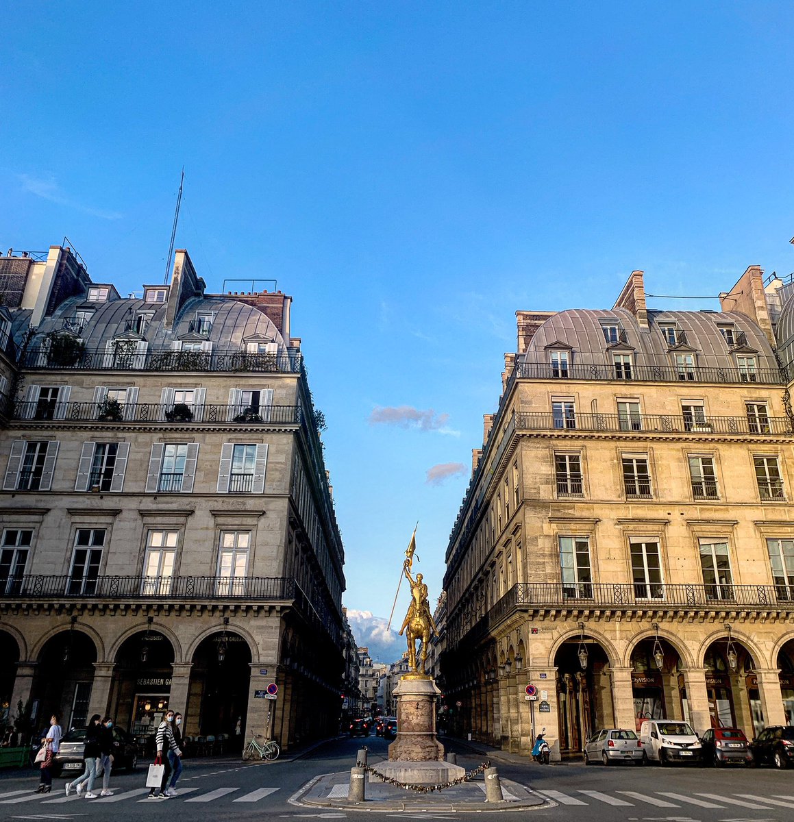 rom1jl's tweet photo. P Y R A M I D E S
.
.
.
.
#placedespyramides #statuejeannedarc #pyramides #jeannedarc #palaisroyalmuséedulouvre #musee #louvre #sky #patrimoine #place #city #paris #pyramidedulouvre #citylife #cityscape #parisian #parisjetaime #parismonamour #topparisphoto #picoftheday https://t.co/TeaOejPmZ9