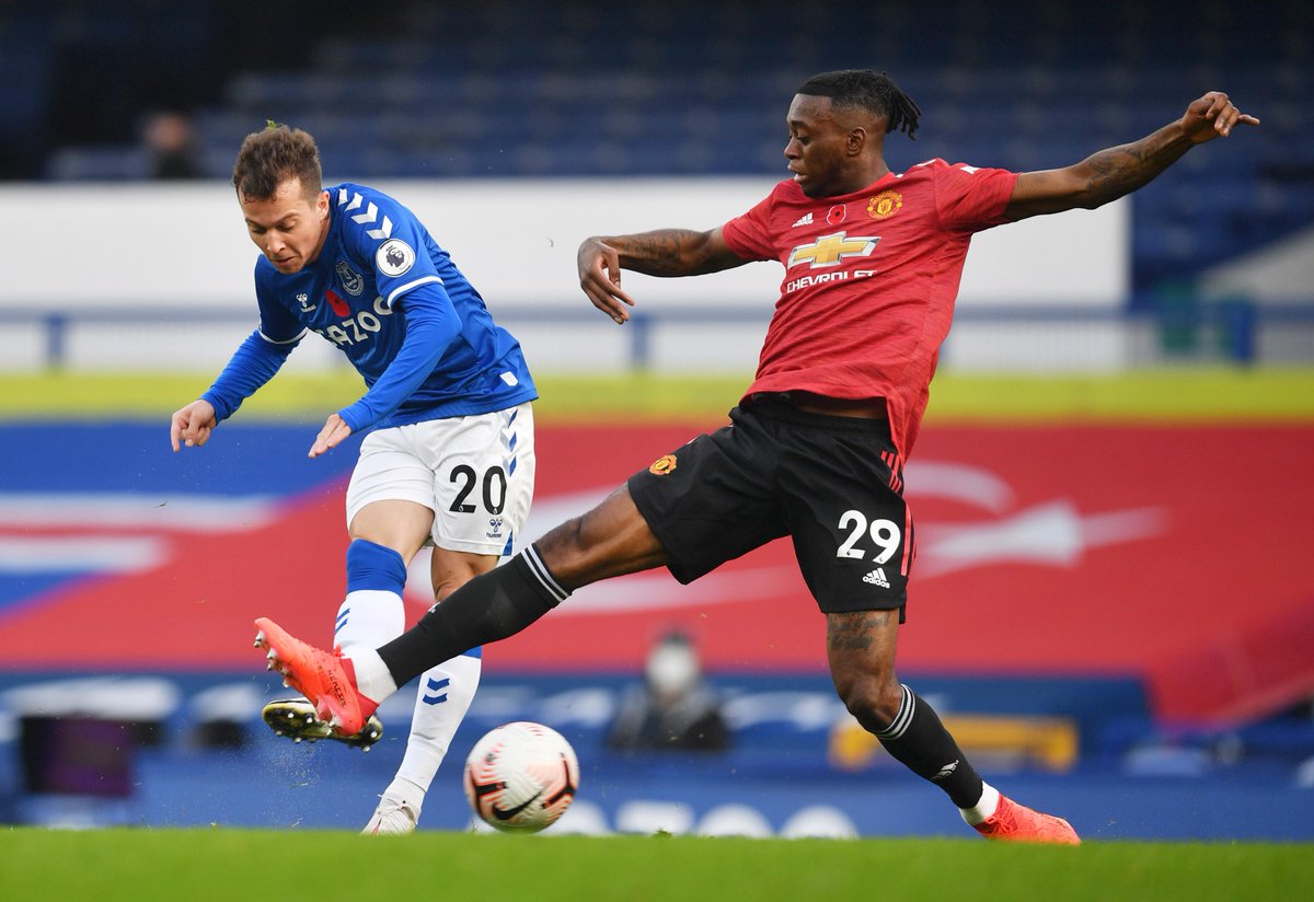 premierleague's tweet photo. We've got a game on our hands now! ⚽️⚽️

#EVEMUN https://t.co/Raxs7yR0Wb