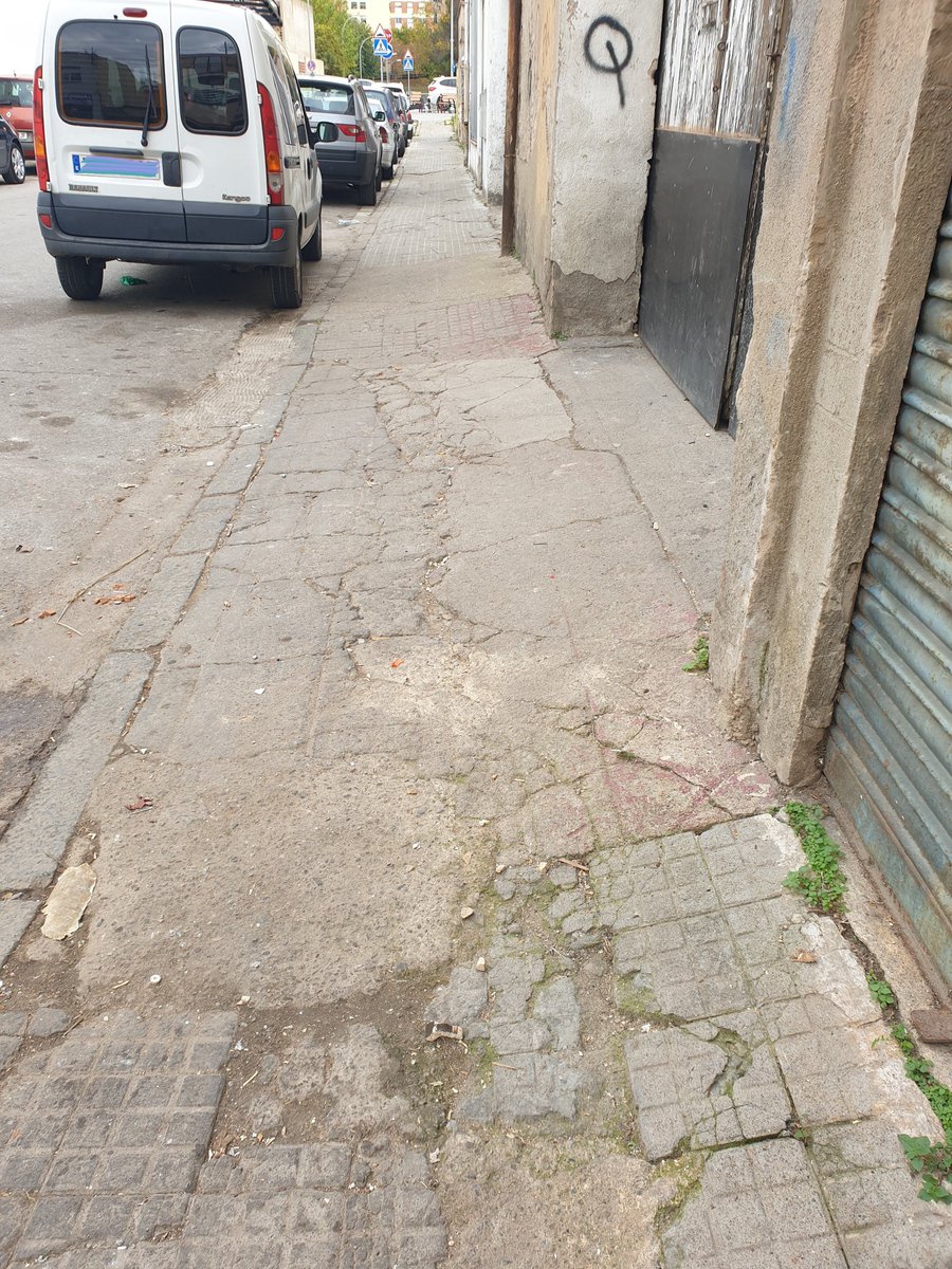 AngieBG2408's tweet photo. Por un lado, una acera inaccesible. Por el otro, un pavimento totalmente destrozado. ¿Dónde queda la accesibilidad? 
#diversitatFPT #sharediversitas https://t.co/uhPSftxtjX