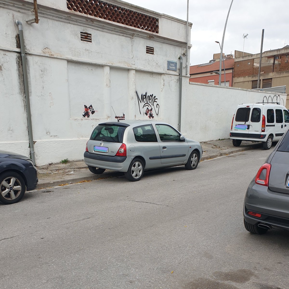 AngieBG2408's tweet photo. Por un lado, una acera inaccesible. Por el otro, un pavimento totalmente destrozado. ¿Dónde queda la accesibilidad? 
#diversitatFPT #sharediversitas https://t.co/uhPSftxtjX