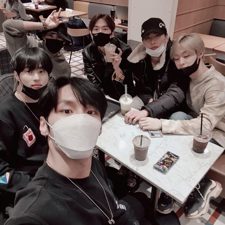 BoysInGroove_Fr's tweet photo. [INSTA] 201107
[#Gunmin]
.
Les chiots
Ont discuté
Juste une heure
;;

#NIK #ÇaFaisaitLongtemps #SeParler #CétaitFun👍 https://t.co/HCuhddjgOD
