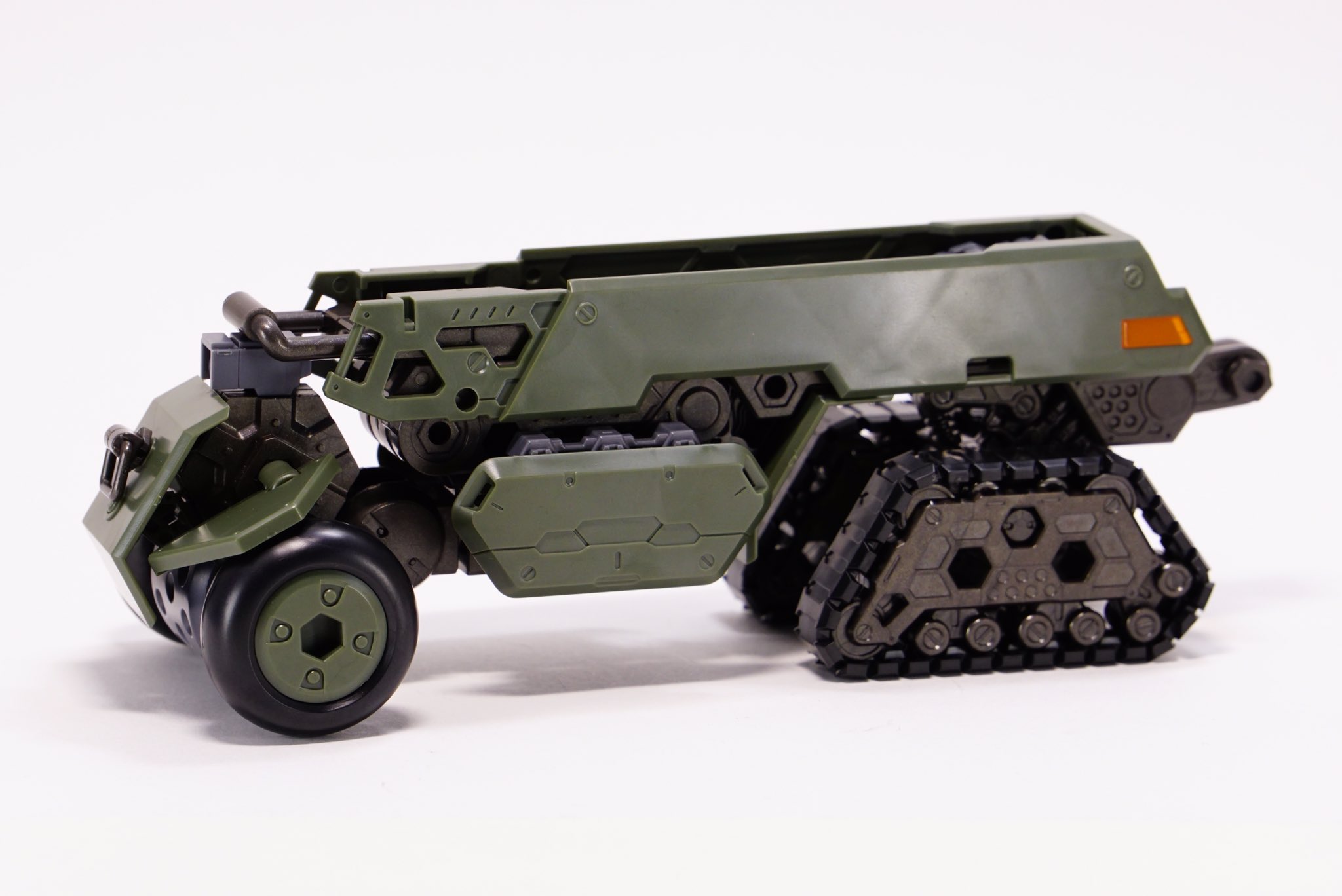 超構造体 ハイトレーガーを使った無人搬送車 スノーモービルを作ろうとして 断念して これに至る 物を運ぶだけのヤツ オプションでアームも搭載できそうですが また今度にします 前輪を一輪に変更可能 長いケッテンクラートになります