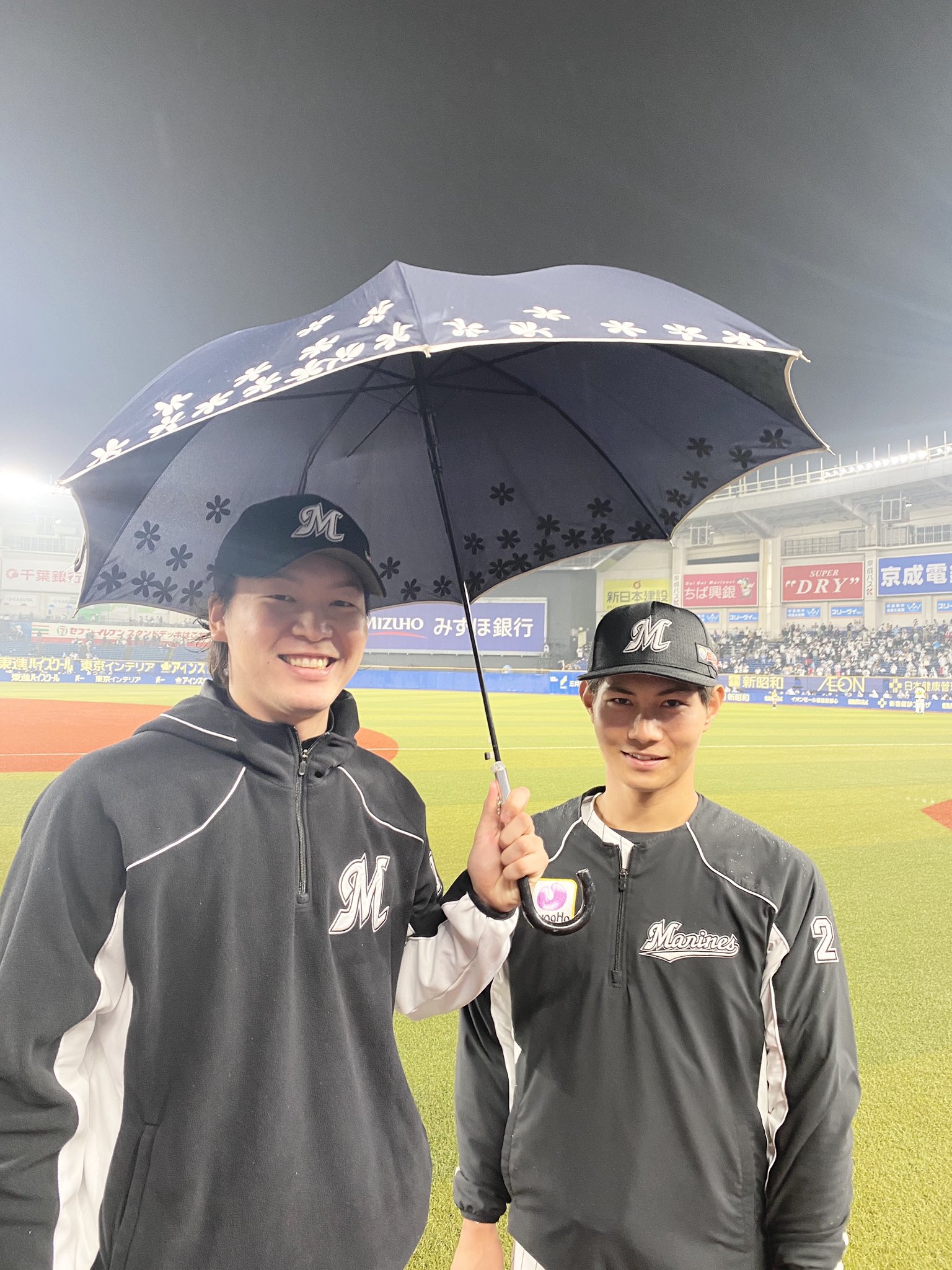 千葉ロッテマリーンズ 雨の中のヒーローインタビューお疲れ様でした 広報 Chibalotte T Co Mdgdrnsi4h Twitter