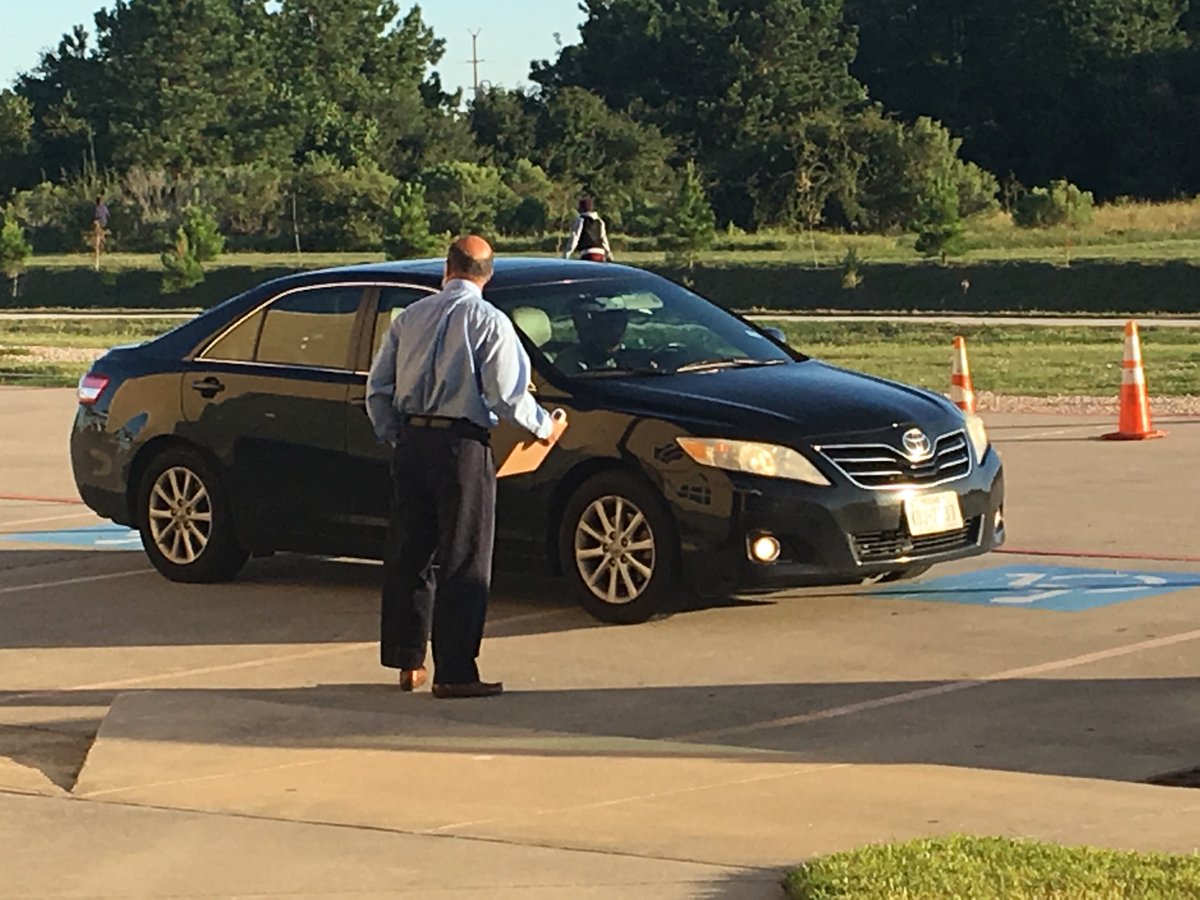 FallbrookAcade2's tweet photo. Daily heath assessments are completed in the car rider line. Our scholars get ready for class in a new way this year. Thank you team for a seamless process! https://t.co/il5kjXHPrV