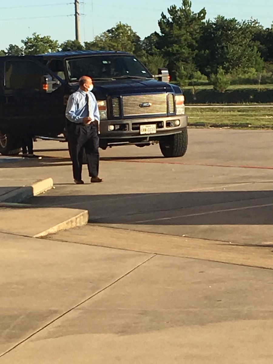 FallbrookAcade2's tweet photo. Daily heath assessments are completed in the car rider line. Our scholars get ready for class in a new way this year. Thank you team for a seamless process! https://t.co/il5kjXHPrV