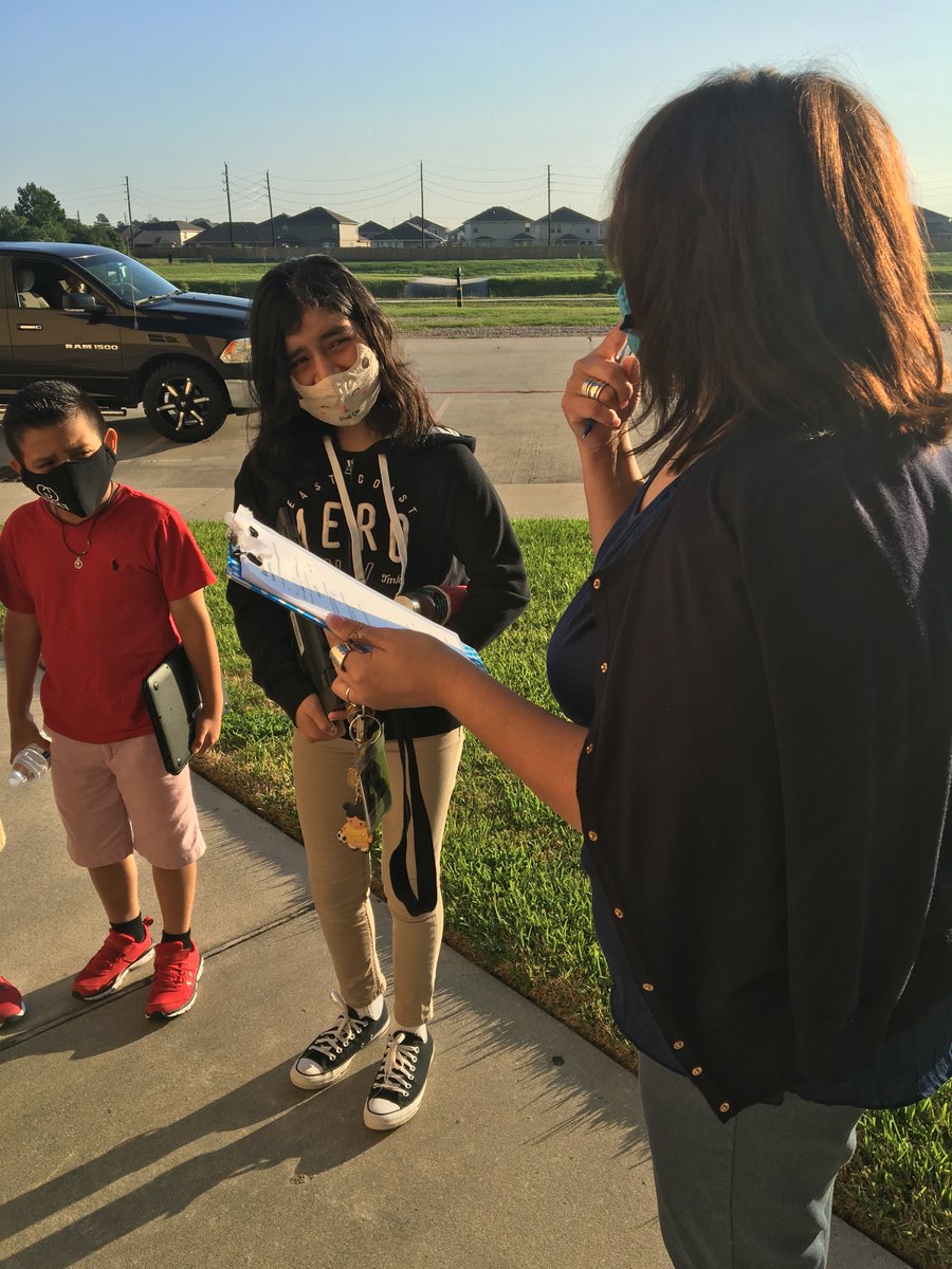FallbrookAcade2's tweet photo. Daily heath assessments are completed in the car rider line. Our scholars get ready for class in a new way this year. Thank you team for a seamless process! https://t.co/il5kjXHPrV