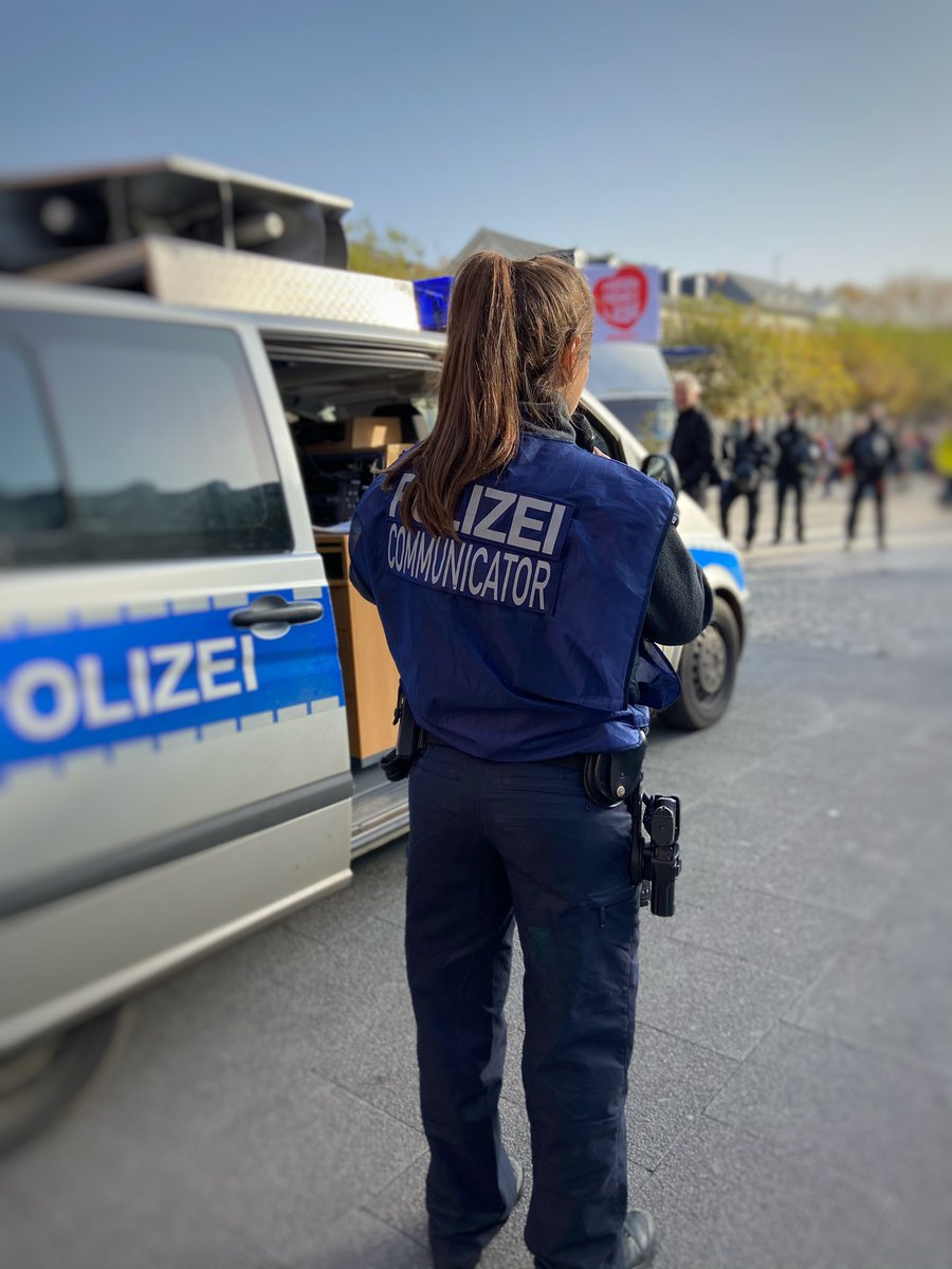 Polizei_WH's tweet photo. Wir mussten mehrere TeilnehmerInnen der Veranstaltung am #Luisenplatz aufgrund beharrlicher Verstöße gegen die #Hygienevorschriften (trotz mehrfachen Lautsprecherdurchsagen) von der Kundgebung ausschließen und werden dies bei weiteren Zuwiderhandlungen auch weiterhin tun. https://t.co/hrs0A684G4