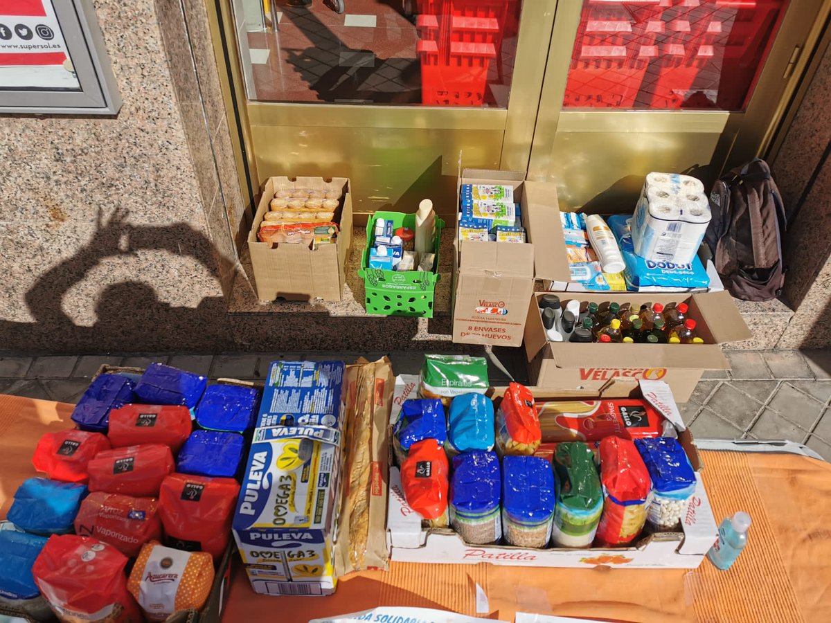 asamblea18009's tweet photo. Hoy hemos vuelto a hacer la recogida de alimentos solidaria!
Gracias por vuestra colaboración y por hacer nuestros barrios más fuertes.
✊👏 https://t.co/AsBk2w5DV6