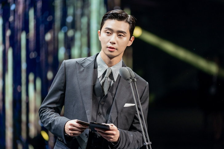 whatwatch2020's tweet photo. เมื่อพระเอก Itaewon Class มาโผล่ใน Record of Youth ทำให้ชวนนึกถึงซีรี่ส์สุดดัง เพราะเป็นเรื่องราวเกี่ยวกับการทำธุรกิจเหมือนกัน แหม น่าจะให้มารับบทเป็นพัคแซรอยนักธุรกิจรุ่นพี่ที่ประสบความสำเร็จไปเลย เหมือนเรื่องราวต่อมาจาก Itaewon Class จะฟินมาก #RecordofYouth https://t.co/LyC9PiVb5f