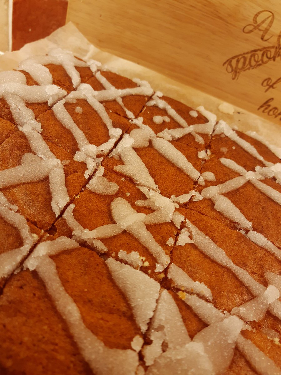 ASpoonfulofHon1's tweet photo. 🐝 just a few slices of Lemon Drizzle 😋 https://t.co/cep19fGfJl
