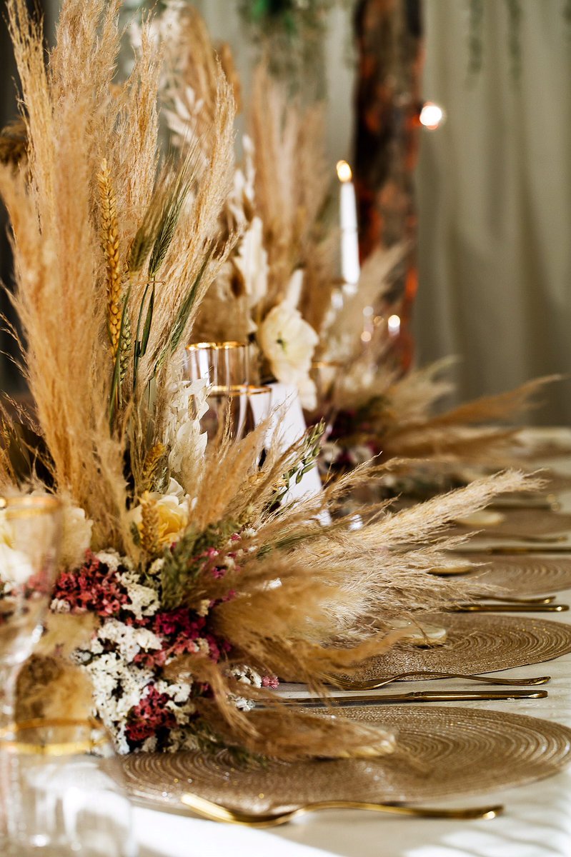 SabatoEvents's tweet image. An intimate golden hour. I can’t take my eyes off this heavenly golden pampas grass arrangement. A perfect intimate setting, full of detail, textures, and autumnal hues. Kevin Brown Photography #weddinginspo #weddingplanneruk #weddingstyle #bridetobe #cheshirewedding #pampasgrass