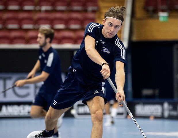 stolt_m's tweet photo. Visst att @simonwestgards är duktig på innebandy, men kolla hans lår https://t.co/cfrEg9c6Qm
