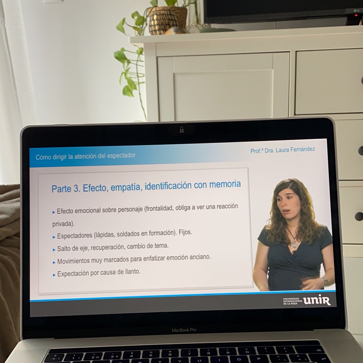magdelriver's tweet photo. Chulísima la #clasemagistral de Laura Fernandez Ramirez sobre cómo dirigir la atención del espectador 👏🏼👏🏼👏🏼 @UNIRuniversidad #comunicacion #audiovisual https://t.co/F3U1NEwJXl