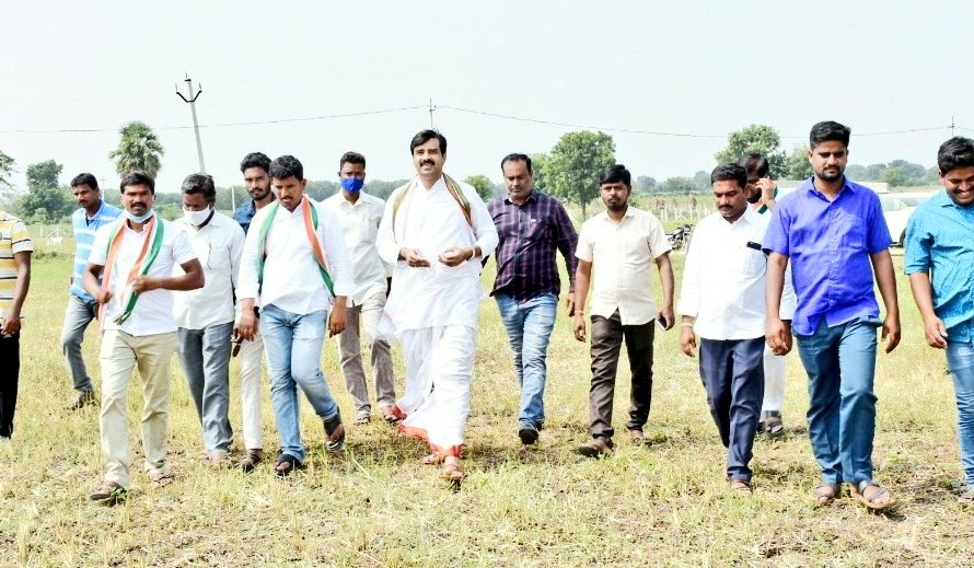 VamsiChandReddy's tweet photo. Tomorrow 8th Nov'20, I shall be touring #Buthpur #Musapet #Addakul #CCKunta & #Devarakadra mandals of #Mahabubnagar district as part of the #FarmersSignatureCampaign taken up against #FarmBills2020.
We demand Rs 2500 MSP for procurement of paddy in #Telangana.
@kcvenugopalmp https://t.co/xHdvAIXbiZ