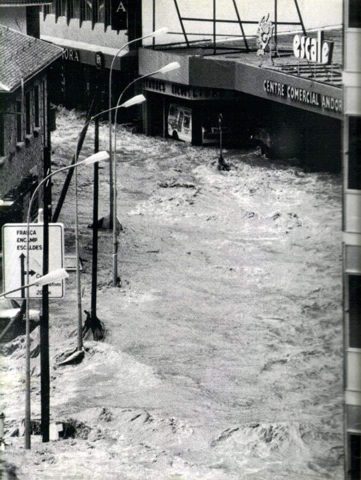 XavierEspot's tweet photo. Tal dia com avui del 1982 els aiguats van afectar el nostre territori i la nostra economia, i van trasbalsar la vida de molta gent. 38 anys més tard estem vivint altre cop una situació complexa, però no tinc cap dubte que Andorra en tornarà a sortir reforçada. https://t.co/lbsVUMfwIx