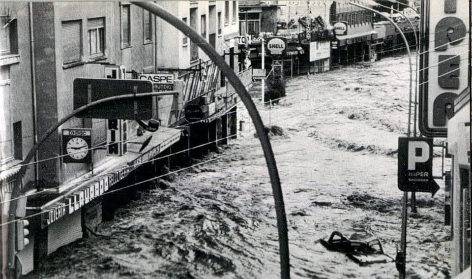XavierEspot's tweet photo. Tal dia com avui del 1982 els aiguats van afectar el nostre territori i la nostra economia, i van trasbalsar la vida de molta gent. 38 anys més tard estem vivint altre cop una situació complexa, però no tinc cap dubte que Andorra en tornarà a sortir reforçada. https://t.co/lbsVUMfwIx