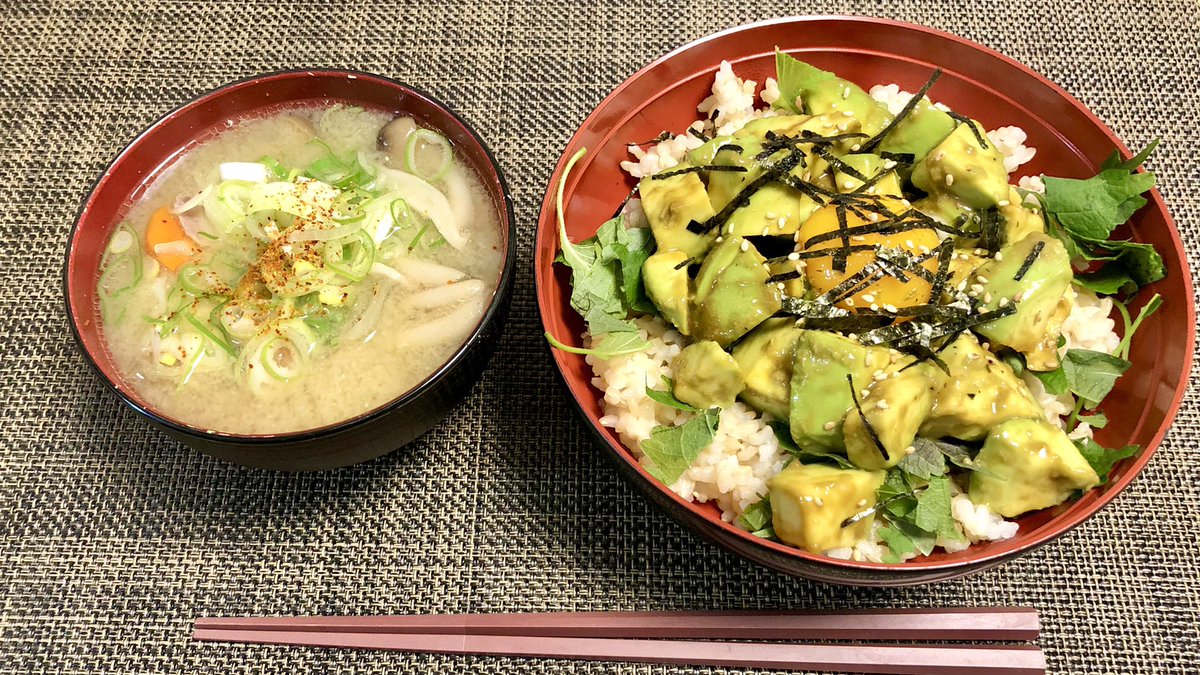 nuts_cooking's tweet photo. アボカド丼と豚汁と帰り道に唐揚げたべた

#Twitter家庭料理部 #料理好きな人と繋がりたい #おうちごはん #料理記録 #料理好き #晩ご飯 #丼 https://t.co/foCXTF2UUF