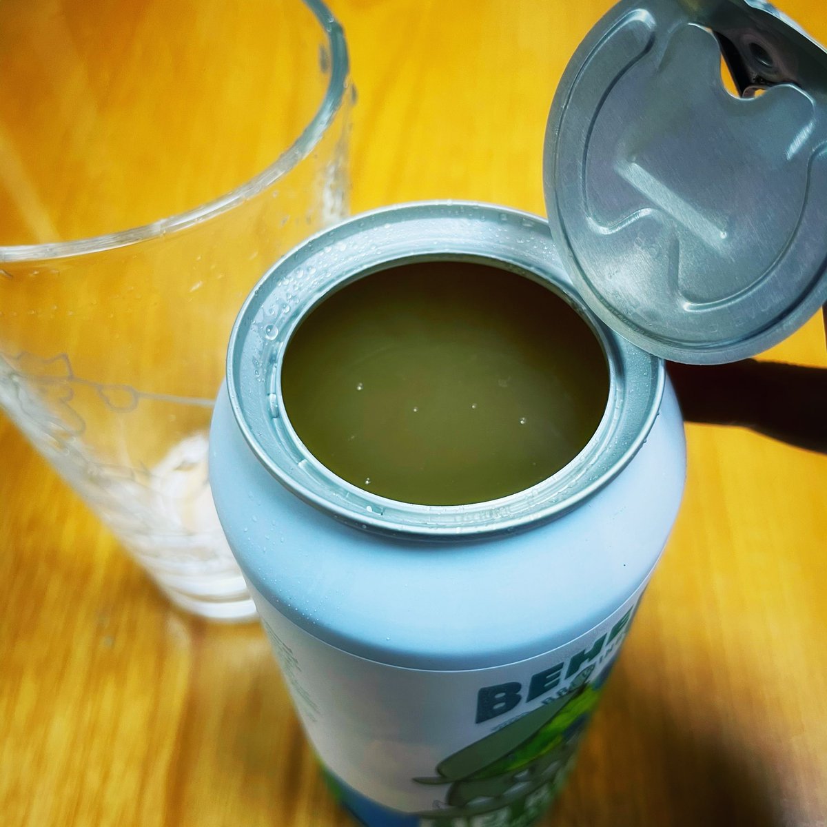 Ken_Plus_Ichiro's tweet photo. 今日のクラフトビール 
大好きなニュージーランドのブルワリーBehemothのLid Ripper！
この缶、蓋がワンカップ大関みたいに全部開くタイプで面白いよね。NZ行ったとき、何回か遭遇したことある。香りをたくさん感じられて良いですよ。
#クラフトビール #behemothbrewing #hazyipa https://t.co/A5Xb9dvOuj