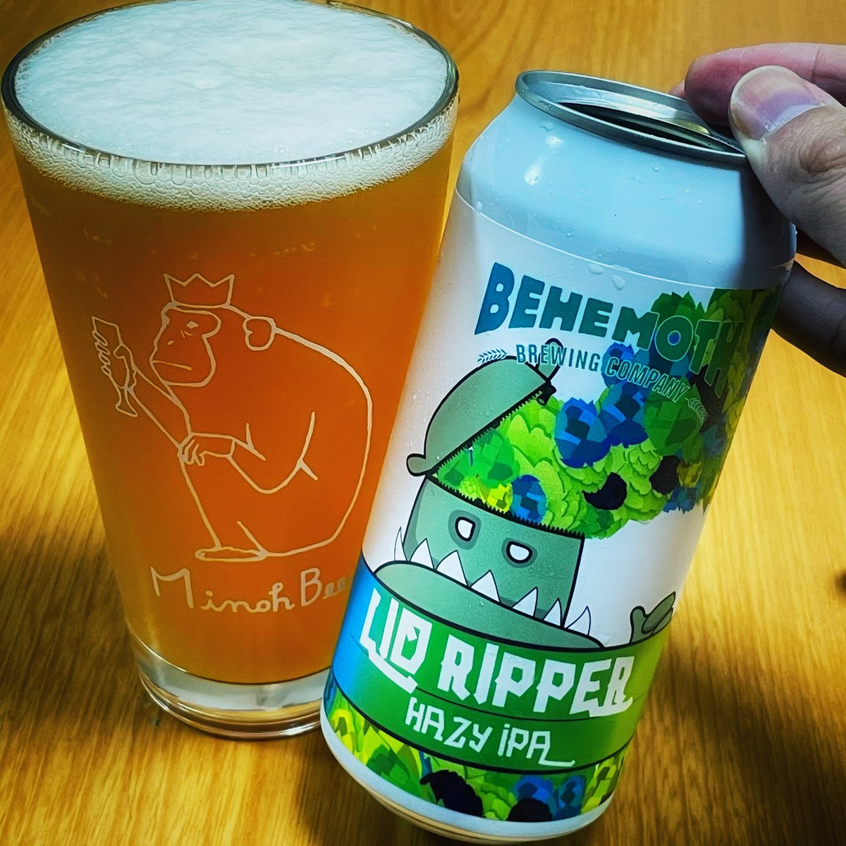 Ken_Plus_Ichiro's tweet photo. 今日のクラフトビール 
大好きなニュージーランドのブルワリーBehemothのLid Ripper！
この缶、蓋がワンカップ大関みたいに全部開くタイプで面白いよね。NZ行ったとき、何回か遭遇したことある。香りをたくさん感じられて良いですよ。
#クラフトビール #behemothbrewing #hazyipa https://t.co/A5Xb9dvOuj