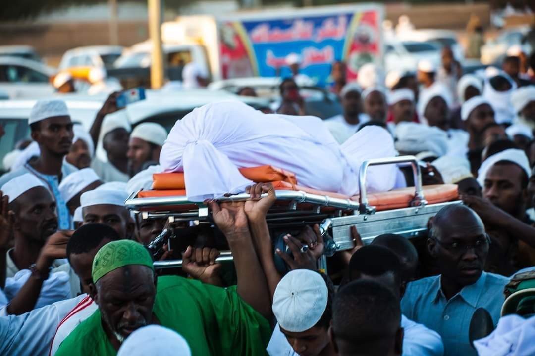 لم اري اي ممثل من الحكومه الانتقاليه في صلاه الجنازة  #أم اراد الله هذا الوداع ان يكون نقي وخالص بوجوه كتبت فيها اسمه ويتم وداعهم من اناس جهادهم في كتاب الله وليس لسلطه ولم اري تغطيه فالاعلام لهذا الحدث الاليم ....وايما حدث وداع 4 من حفظه كتاب الله ...كانما يقول لهم انا خير منهم