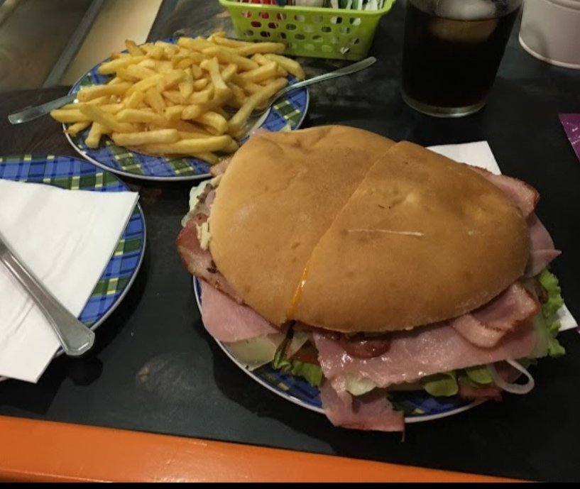 lucia_samartin's tweet photo. Hola 🙋🏼‍♀️, mis papis tienen una hamburguesería en Vigo (Novo King Kong), donde a partir de hoy sólo van a tener pedidos para recoger en el local o para llevar a domicilio (teléfono o Just eat). Son los mejores del mundo.
Agradeceria mucho la difusión
(Instagram @BurgerKingKong_) https://t.co/UZvTlOLfIH